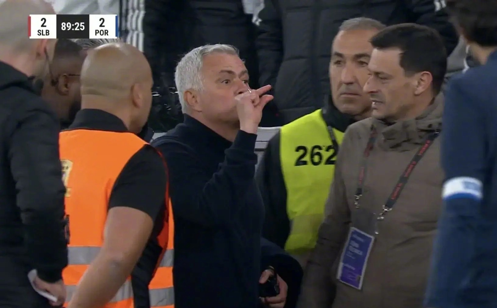 葡萄牙足协纪律委员会官方公告，本菲卡主帅穆里尼奥在葡萄牙国家德比对阵波尔图一役中