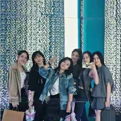 实在不懂何洁凭什么站C位？貌似几位姐姐都尊敬她出道成名早，但尚雯婕按理说咖位比何