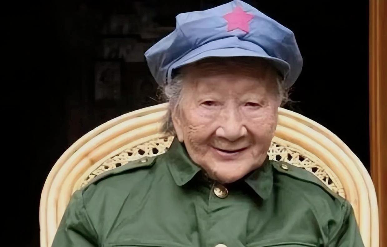 1950年，我军在甘肃地区抓获一个美女匪首。

战士们押她回营时，发现这个外号“