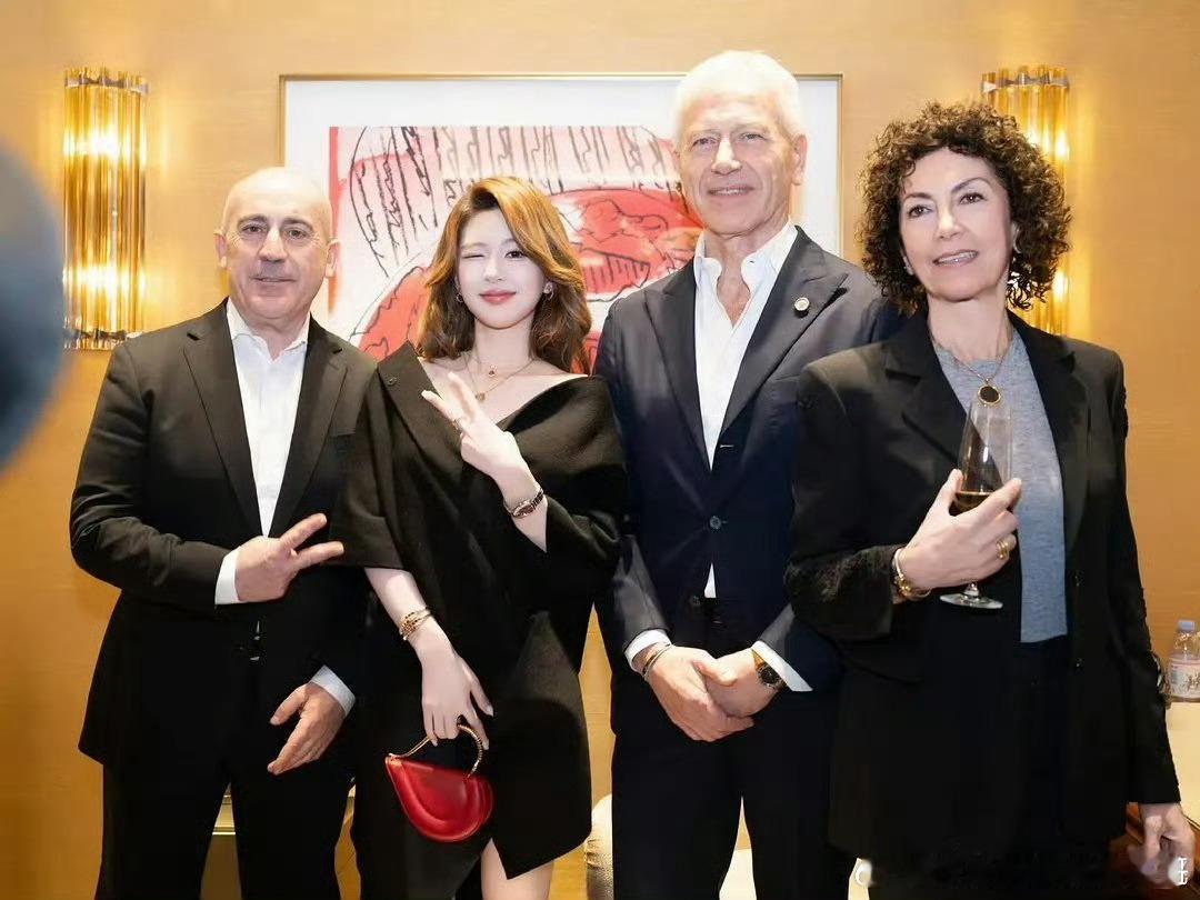 赵露思昨天宝格丽活动跟高层合影📸 