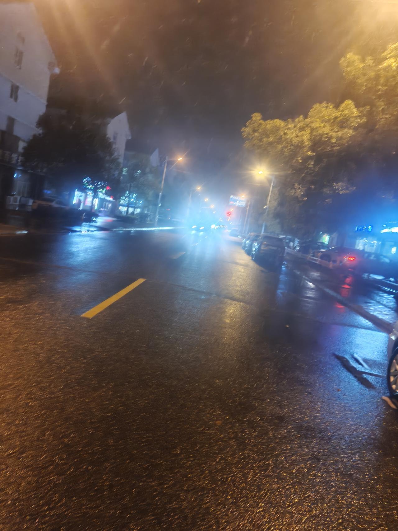 儿时不解，大人为何拼尽全力，家里依然清贫，  
长大才知，光是活着养家，便已是多