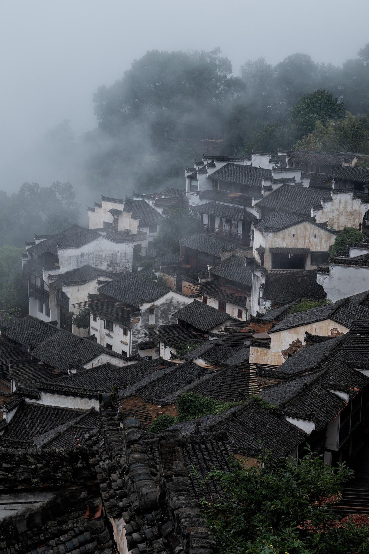 在江西这个山岭间的村落，我等到了阳光明媚，等到了烟雨朦胧，阳光和烟雨下，美各自占