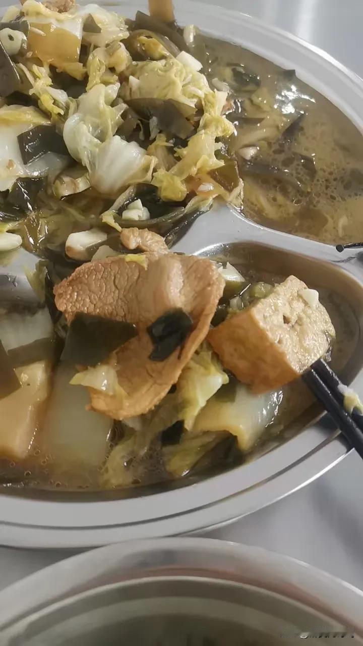 单位食堂中饭，荤菜两块，馒头两毛，两块二吃饱！

今日单位食堂中饭，荤菜是乱炖，