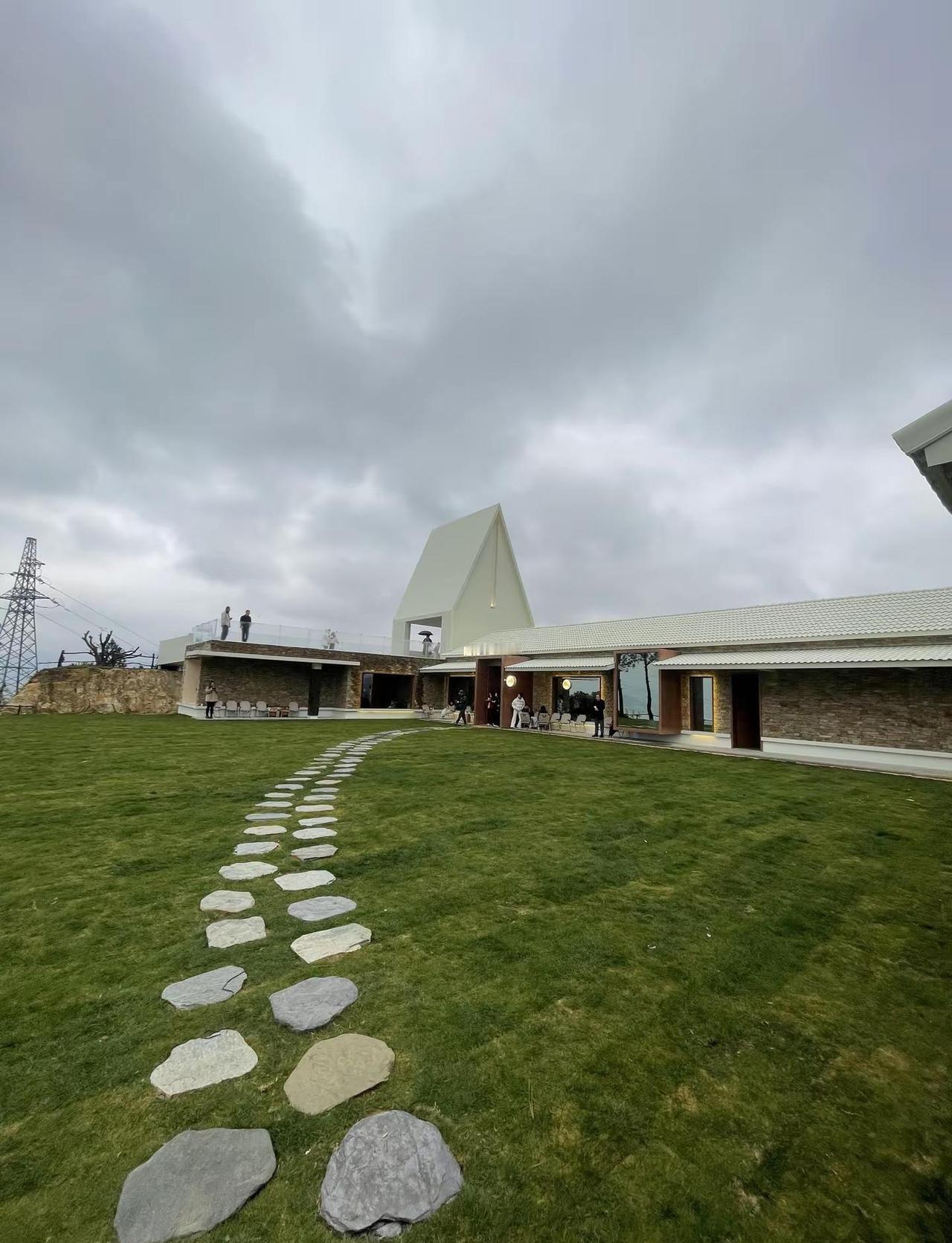 路很陡，人很多，地上全是泥，不适合雨天去