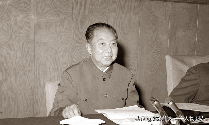 华国锋在讲话