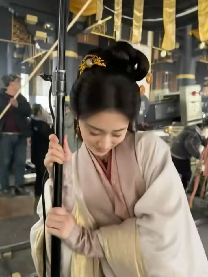 夏梦发了17张冰湖重生live谁懂咱们淳儿对冰湖重生的爱，一下子就发了17张剧中