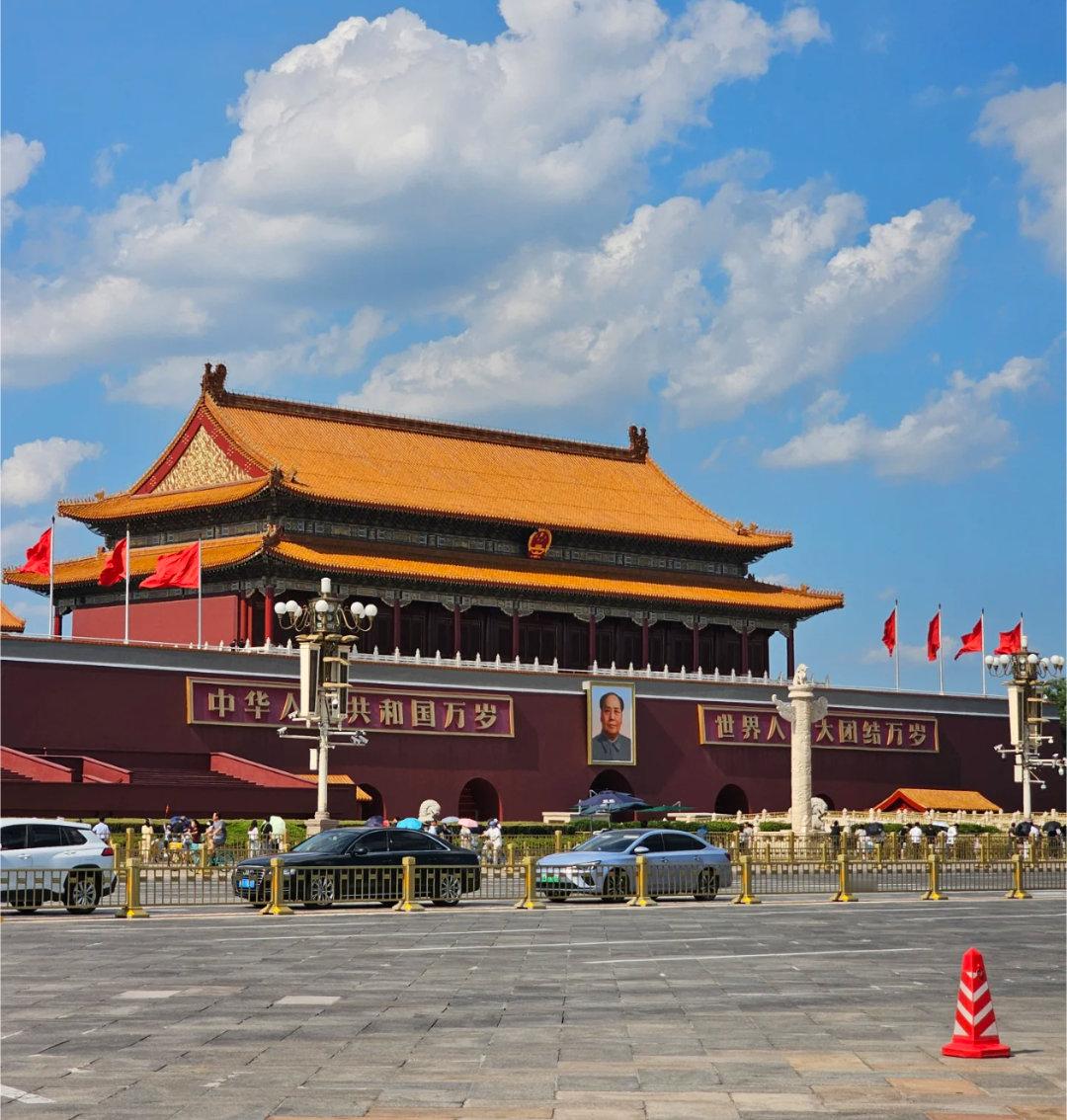 这是今天上午的天安门广场过两天就要阅兵了，期待[拜托][拜托]，天安门那边儿不知