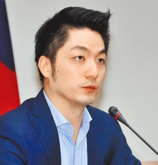 蒋万安在上海24小时，一口饭都不敢多吃！一步都不敢多留！
早上刚到立马参加双城论