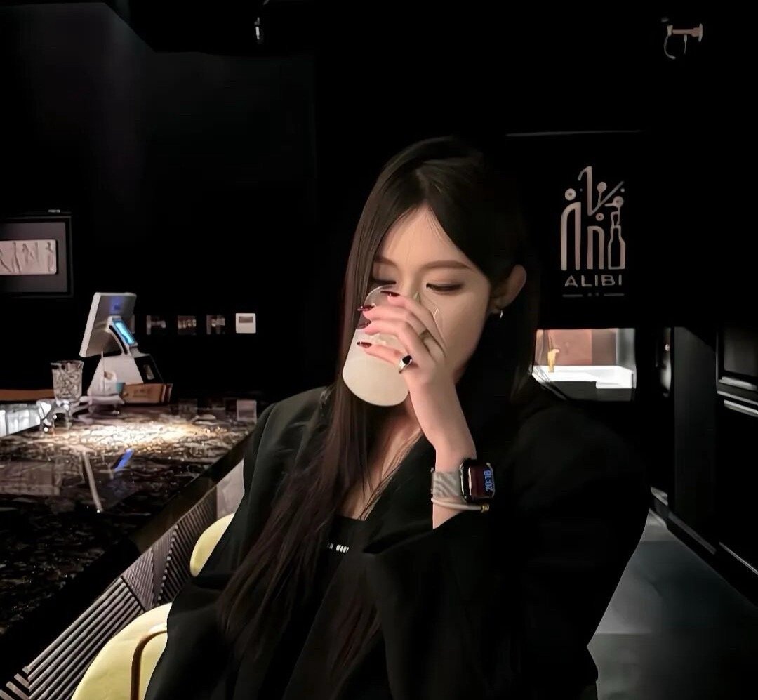 我于是恍惚 原来爱一个人是这样的感觉 就连难过也是心甘情愿 