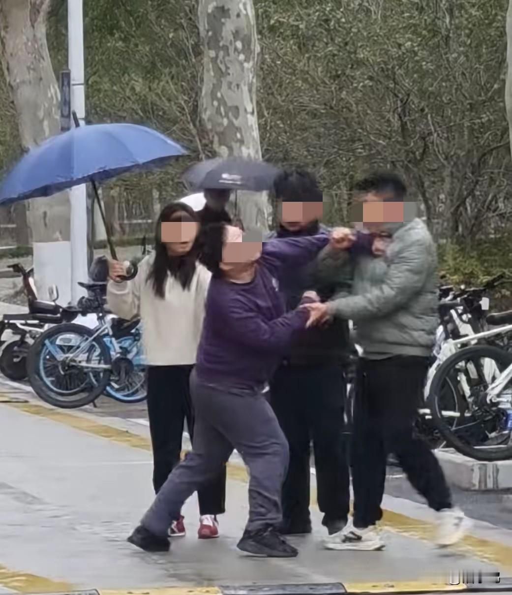 不查不知道，一查吓一跳！
原来上海工大的这个男生之前就跟人起过冲突，好像是另一个
