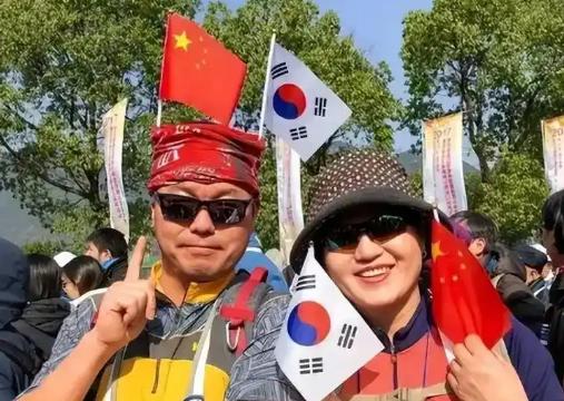 韩国人正在把钱包从首尔搬到中国。国内一碗冷面涨到五十块，烤肉人均上百元，越来越多