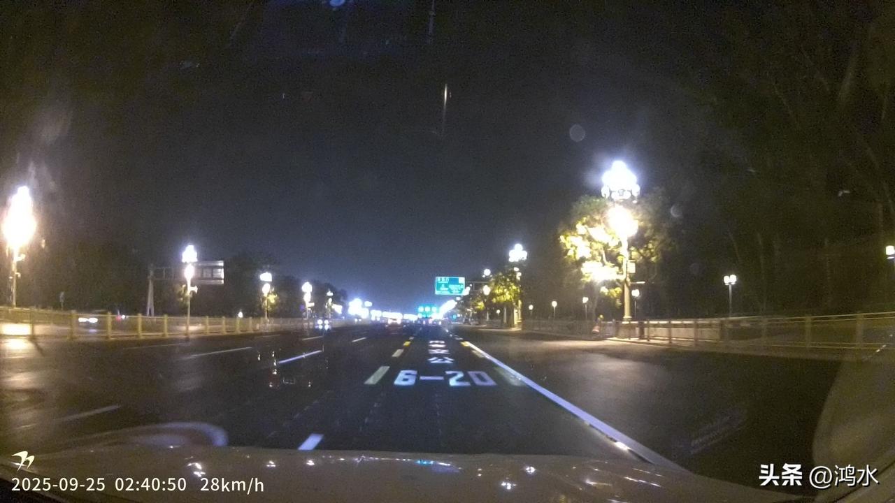 刚才我开车经过天安门，看到天安门旁边的国庆展架已经矗立在路边了，路上还有很多工作