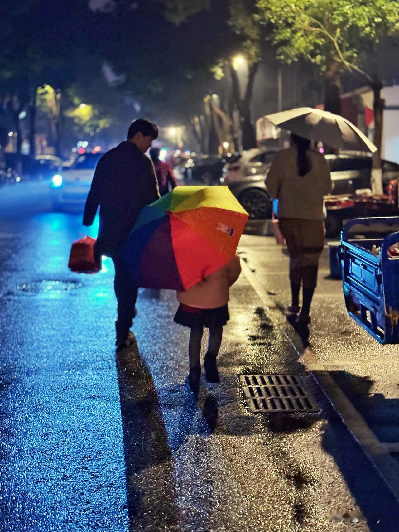 雨夜中的年味～20250131，常州，大年初三。这天下着雨，晚间的蓝天商业街显得