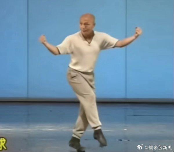 宋亚轩一比一还原闪身步 生动复刻闪身步，自带独一份的喜剧魅力，抽象的他，收获一众