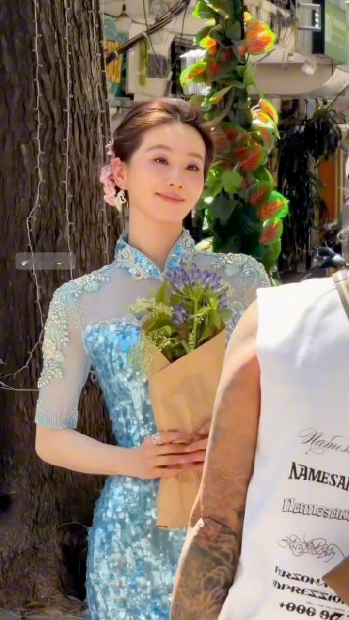 刘诗诗越南活动  以一袭蓝色亮片裙装出席中越视听文化交流日活动 ，诗诗这个造型美