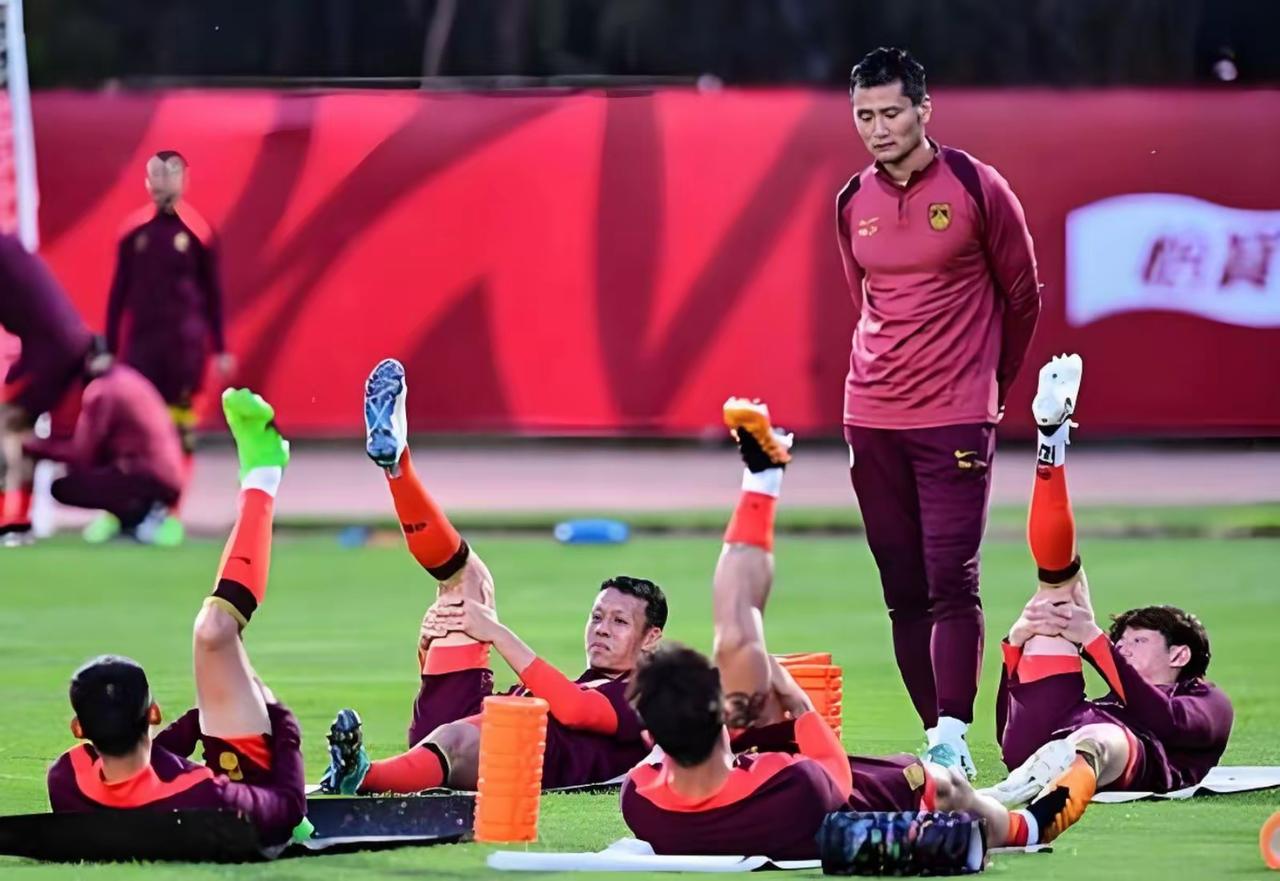 国足这次选帅，可能真的是事出无奈。喊了好久的洋帅目标，竟然没有一个愿意接手。最后