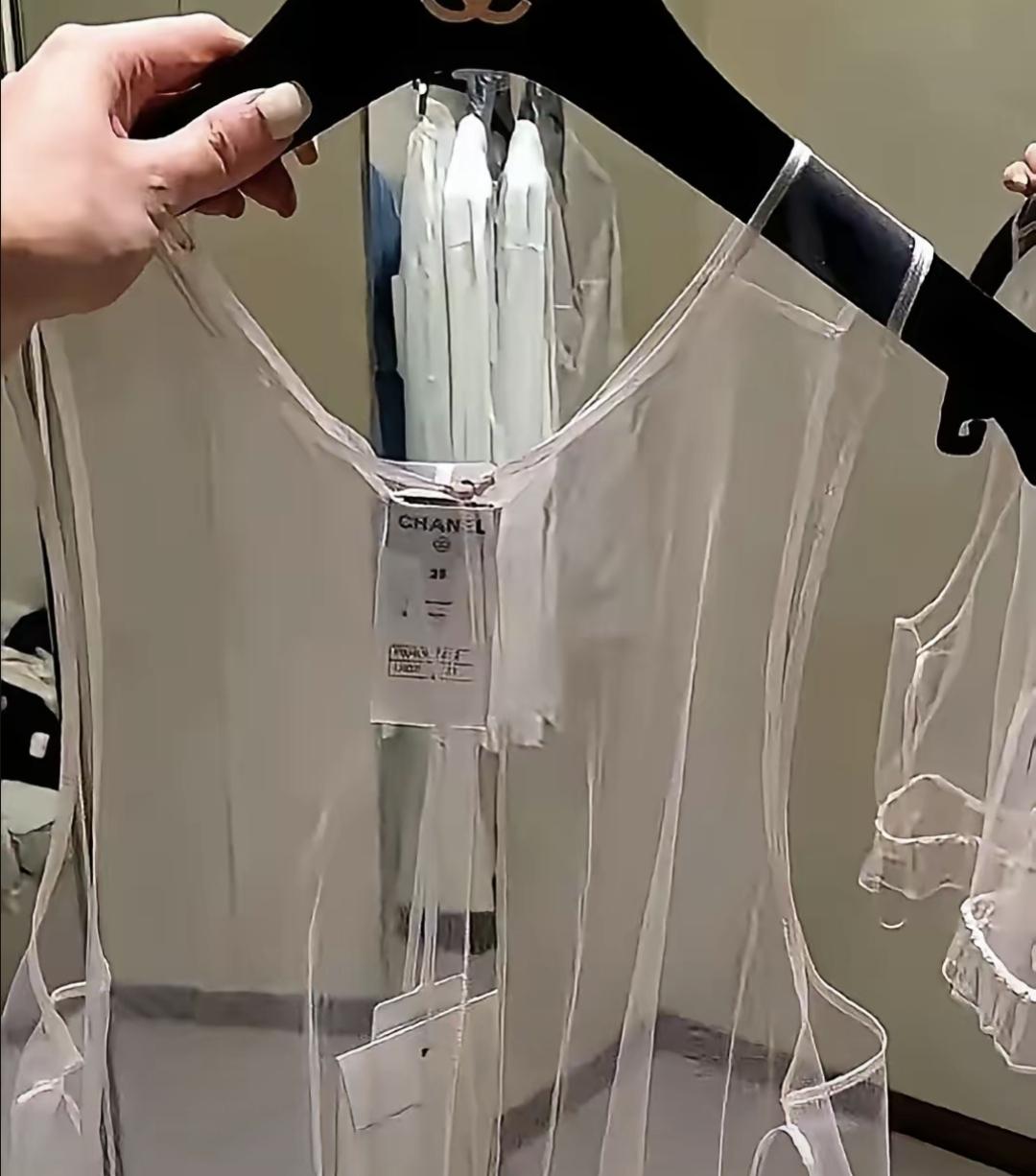 我男朋友上个月从国外回来，说给我带了礼物。打开是个粉色纸盒，里面叠着件白色睡衣。