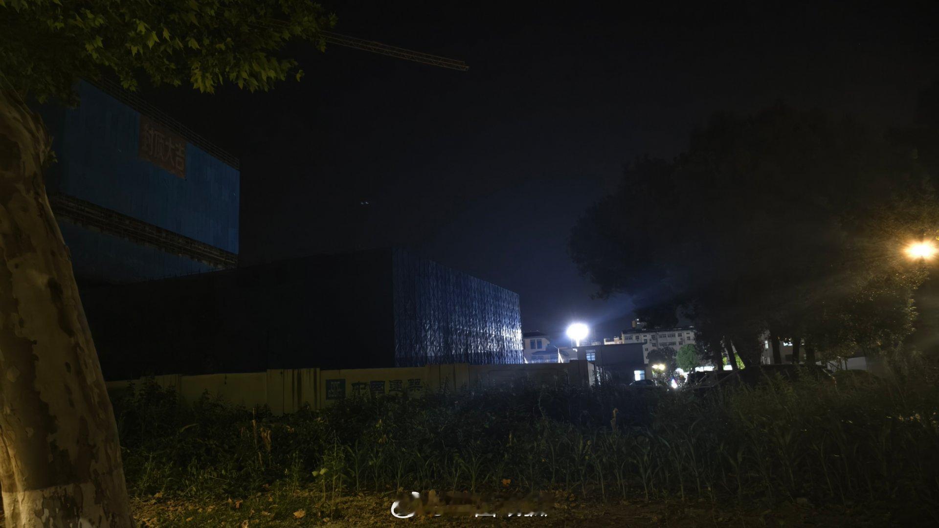 吃完海底捞不知道去哪，骑着小电驴回了老家，小小的砖瓦房现在变成了钢筋混凝土。看完