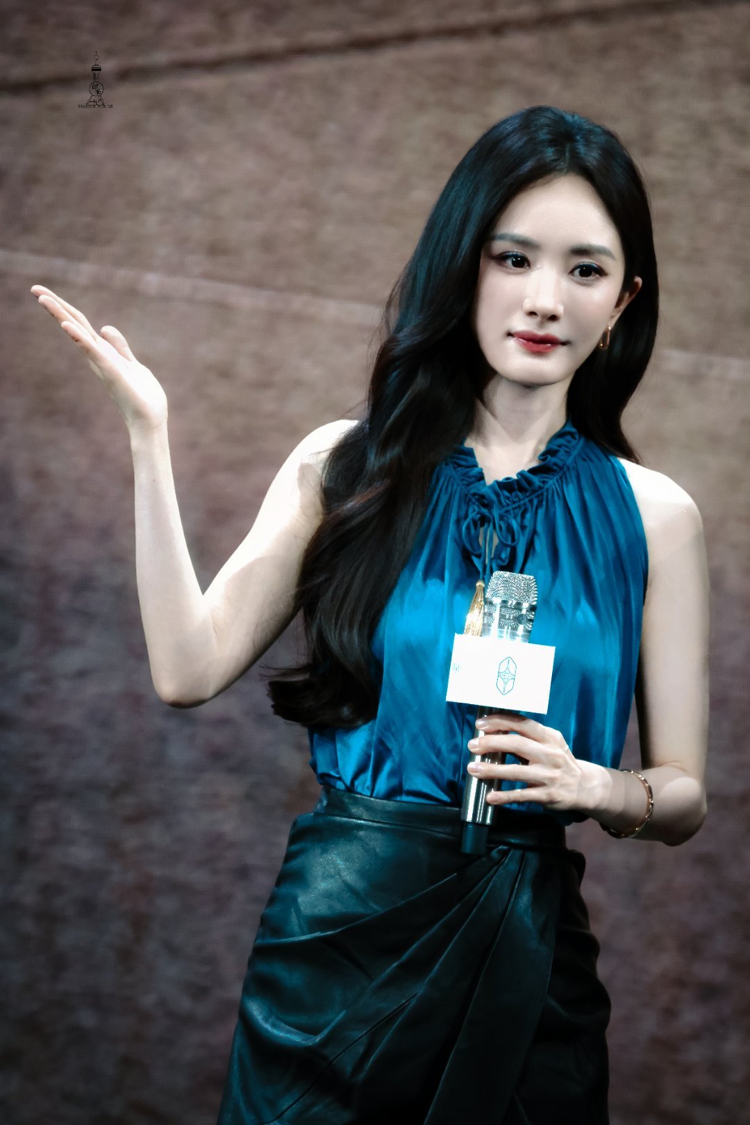 谁懂杨幂出场这几步被姐姐迷到了，期待姐姐下场活动 