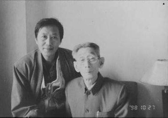 一张珍贵的老照片：
镜头中的相声泰斗马三立皓首苍颜，头发浓密有型，脸庞清癯瘦削，