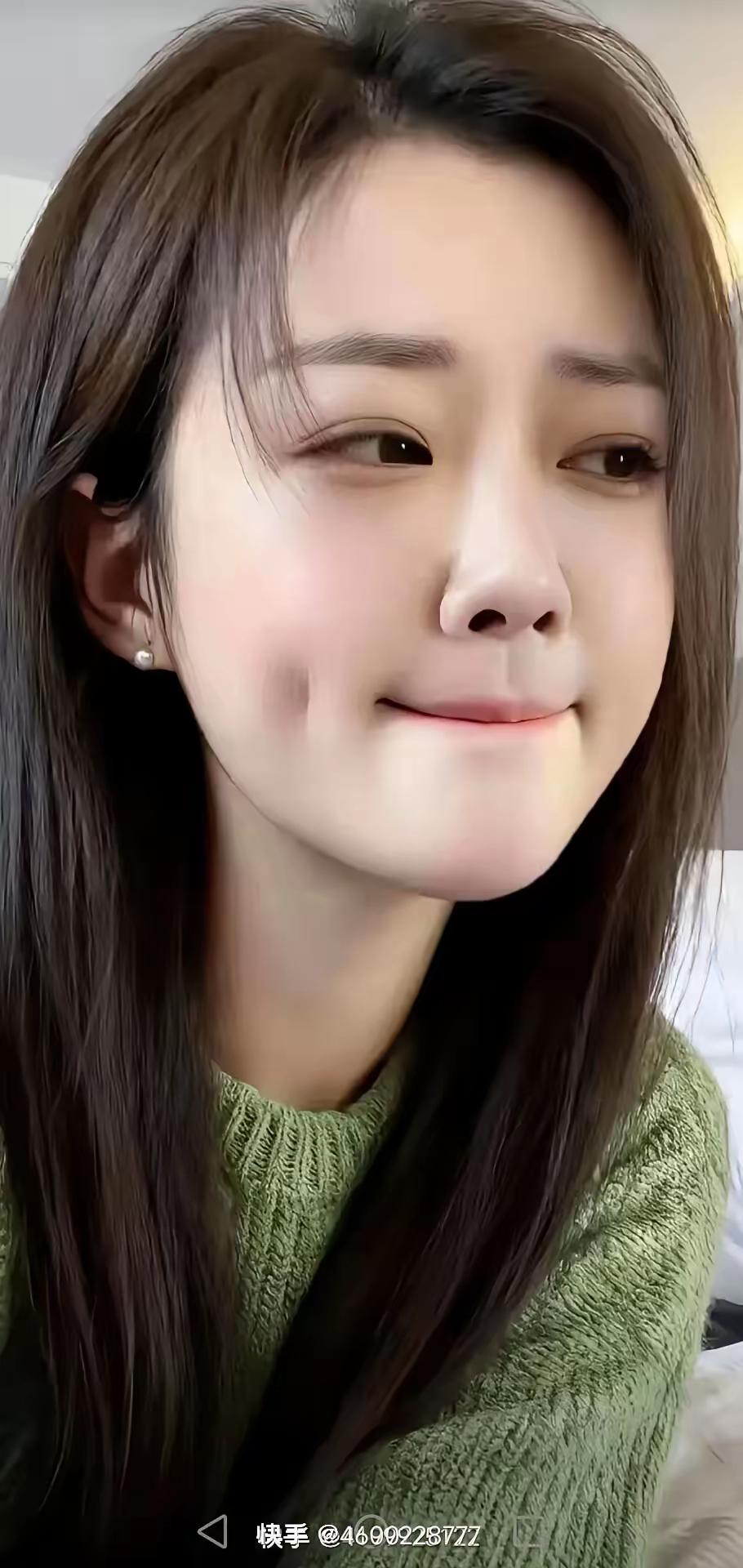 微笑的瞬间，温暖如春日阳光。🌞😊🍀