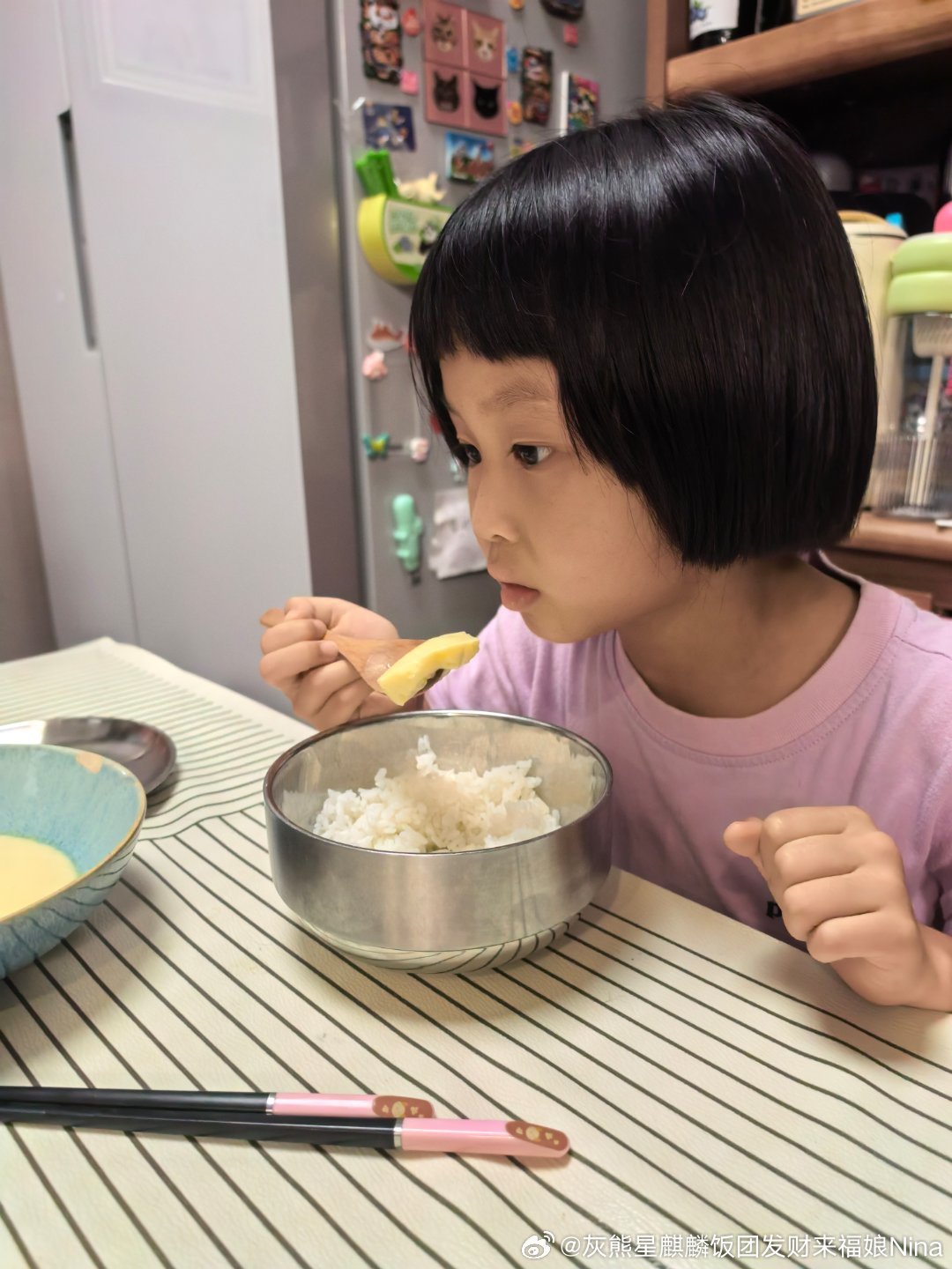 吃饭！今天猫爸和团子吃饭的时候两个人吵吵抢筷子 我一人给了一下 安静了午饭要积极