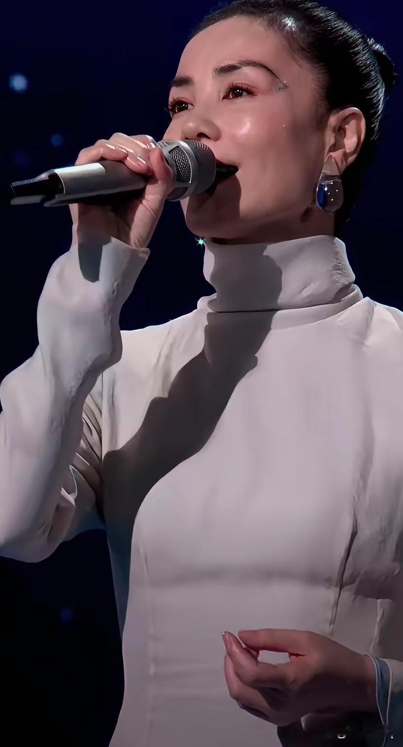 王菲的眉毛侧面看没什么特别，但正面看，眉尾都快要垂到眼角了，我能说不好看吗…… 