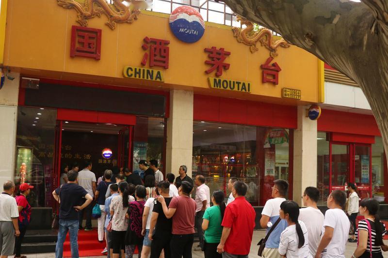 茅台镇人为什么很少喝飞天茅台?道理很简单，哪怕是当地人，也很难以便宜价格买到飞天