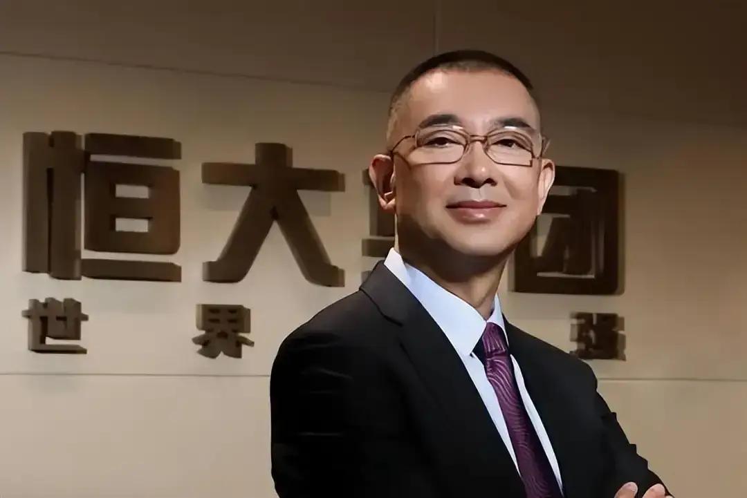恒大二号人物夏海钧躲在海外，可能是目前最侥幸的，现在看许家印等一众高层被判刑，许
