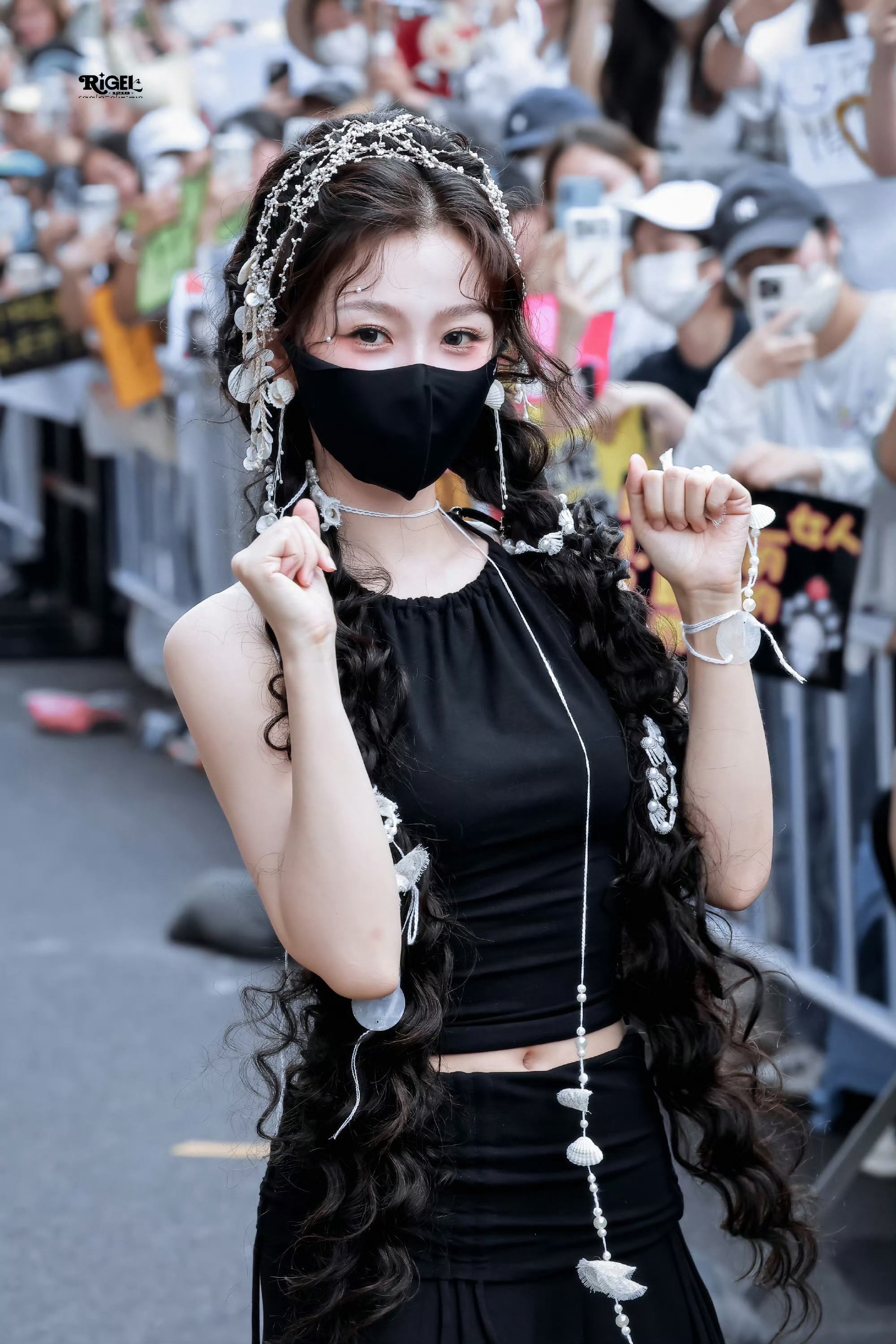 你说虞书欣如果带着这个妆造直播陪看我受得了吗。。。。梦一个。。。 