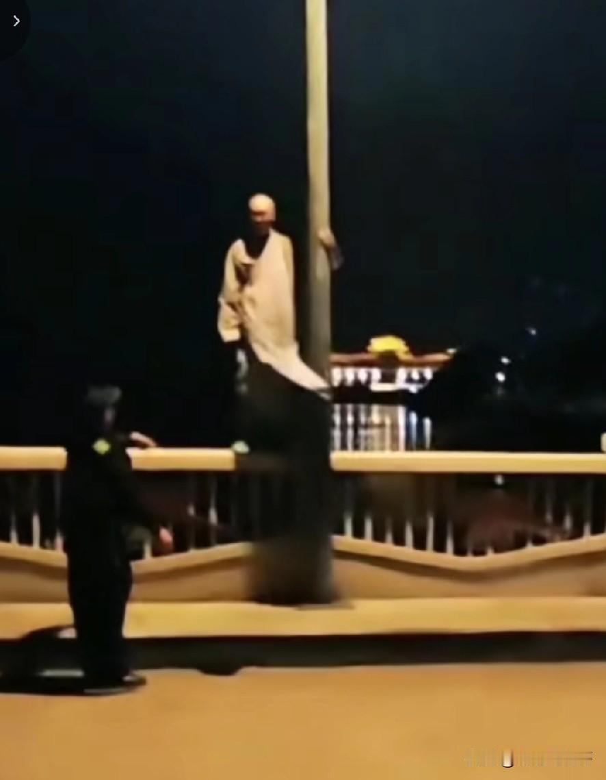 人生不易 ，看破红尘，遁入空门，其实佛门也不易 。

一个和尚竟然要跳江， 一名