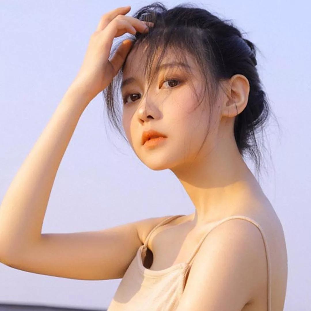 温柔阳光下的少女，优雅而自然。