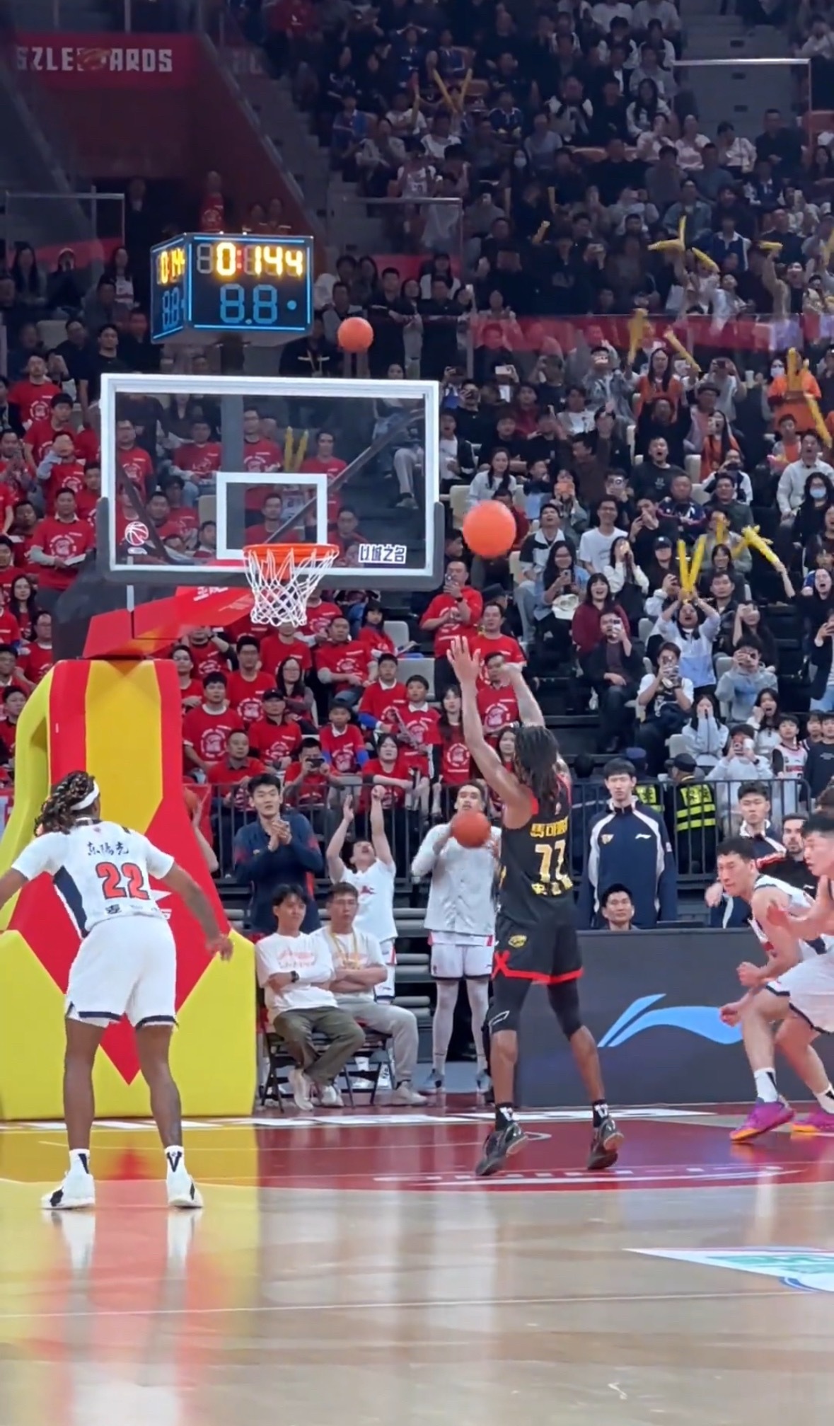 罚球期间，禁止任何人员（球员、工作人员、吉祥物、啦啦队等）在篮板后方/篮架附近故