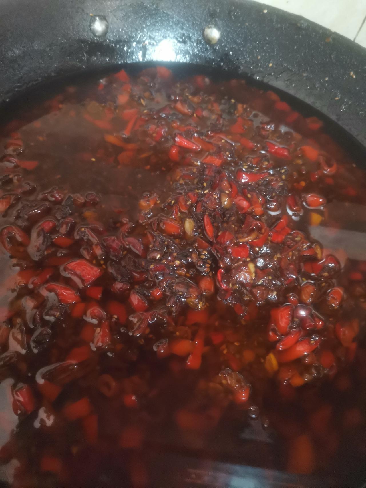 上午十点去我妈家，见我妈又炸了一锅豆瓣酱。

看着红彤彤，油晃晃的豆瓣酱，我感觉