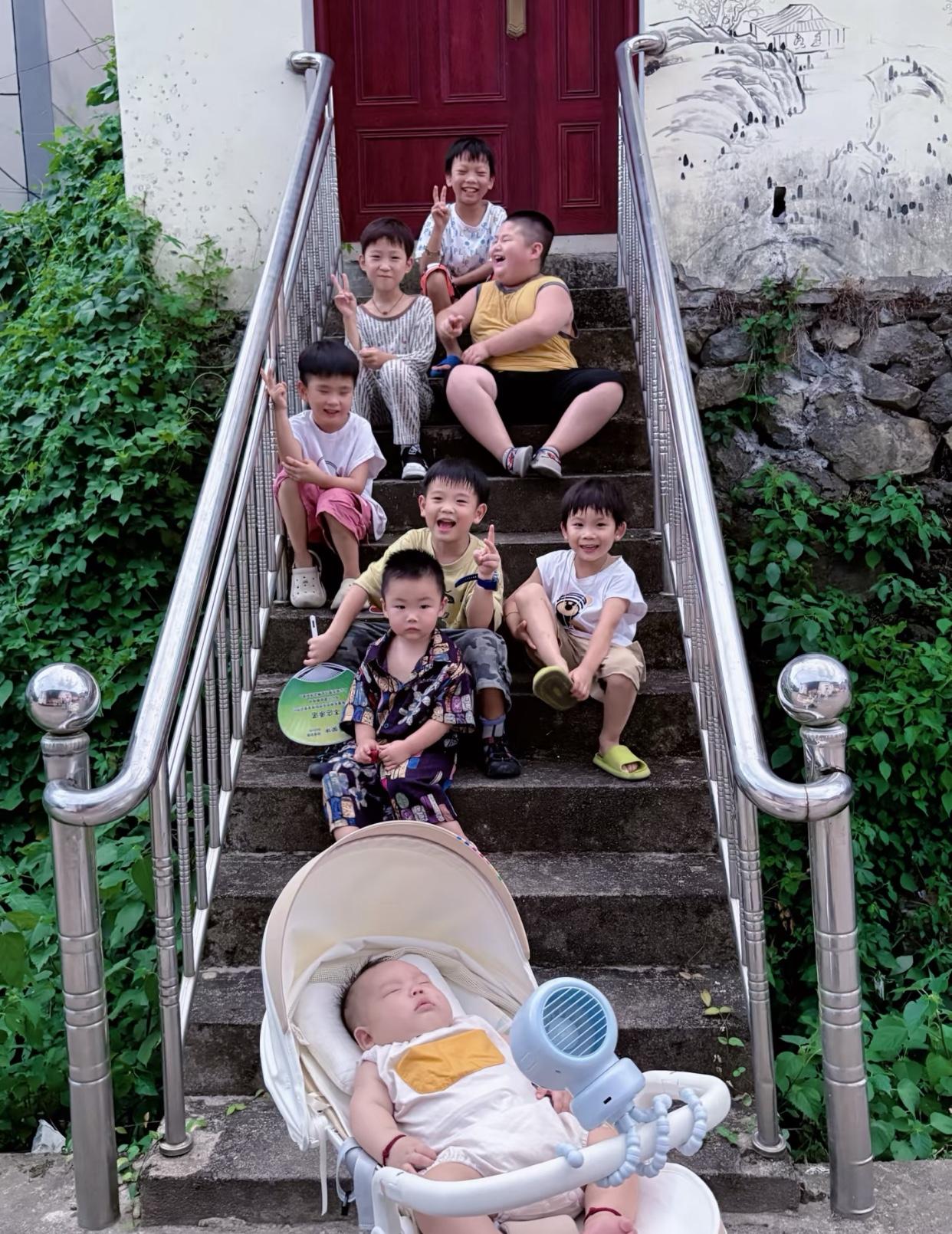 我也想问问老天爷，
为啥我家姐妹好几个就是生不出一个女儿？
我妈生了四个女儿被旧