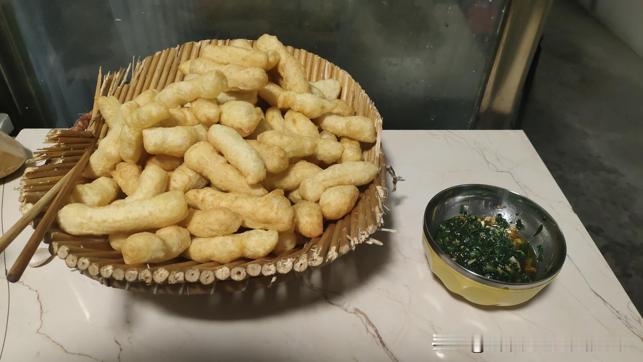 石先生前天新买了一壶菜籽油，我看到了就想炸油馍。
现在在超市里买的油，应该是不需