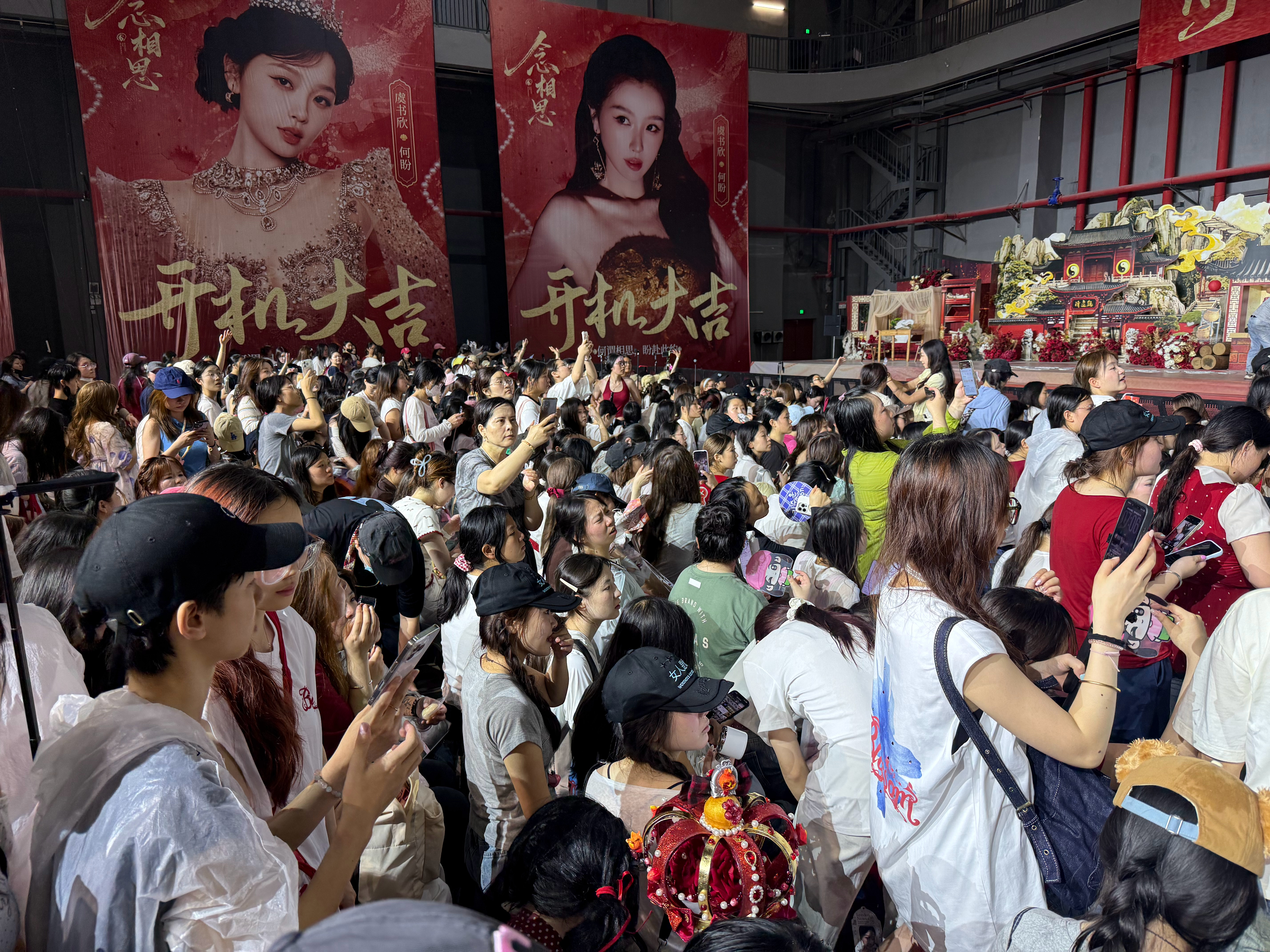 好恐怖的人  这还只是六点的  七点半的还没开始进呢 场馆已经要满了