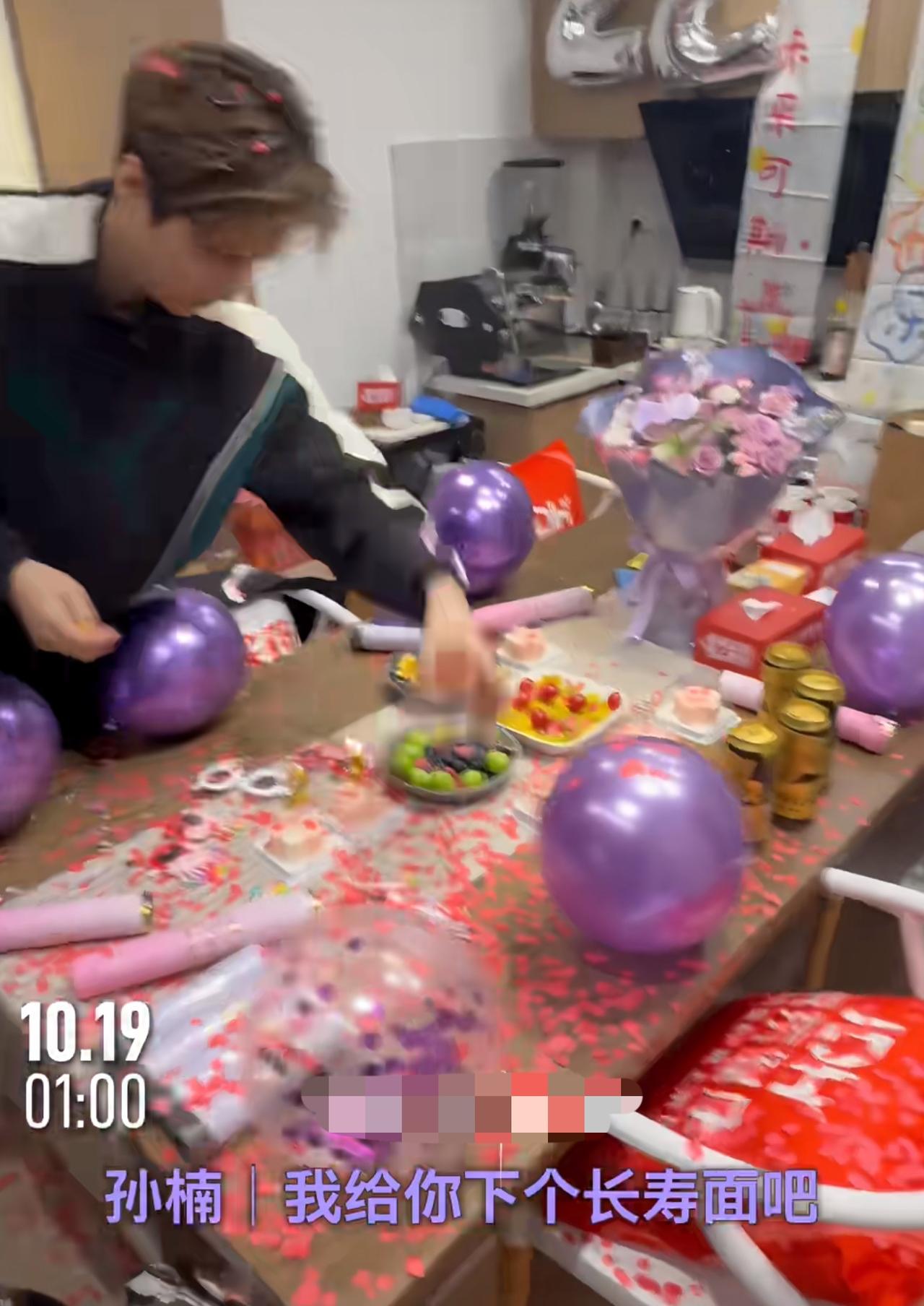 这季《披哥》的哥哥弟弟们关系是真暖！孙楠队长竟亲自下厨，用鸡枞菌给邵子恒做了碗香