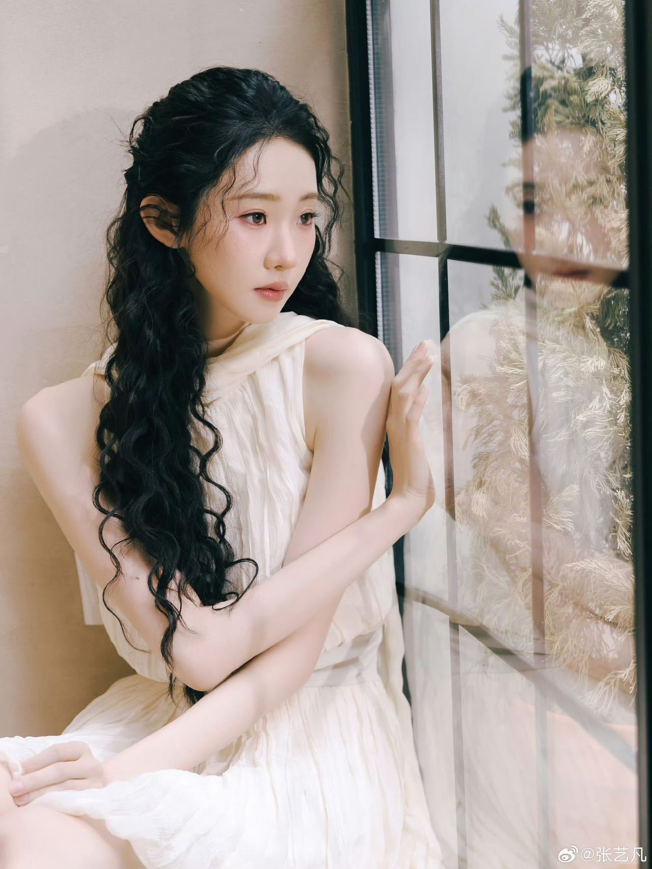 张艺凡羊毛卷出图易如反掌 羊毛卷大概是为量身定制的发型吧！卷度刚好勾勒出脸型优势