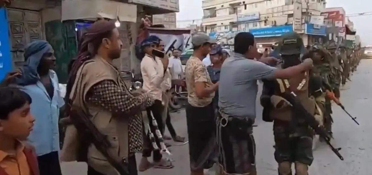 中东版解放军？你能想象吗？一群穷到脚上只能缠破布的士兵，打进城市之后却秋毫不犯，