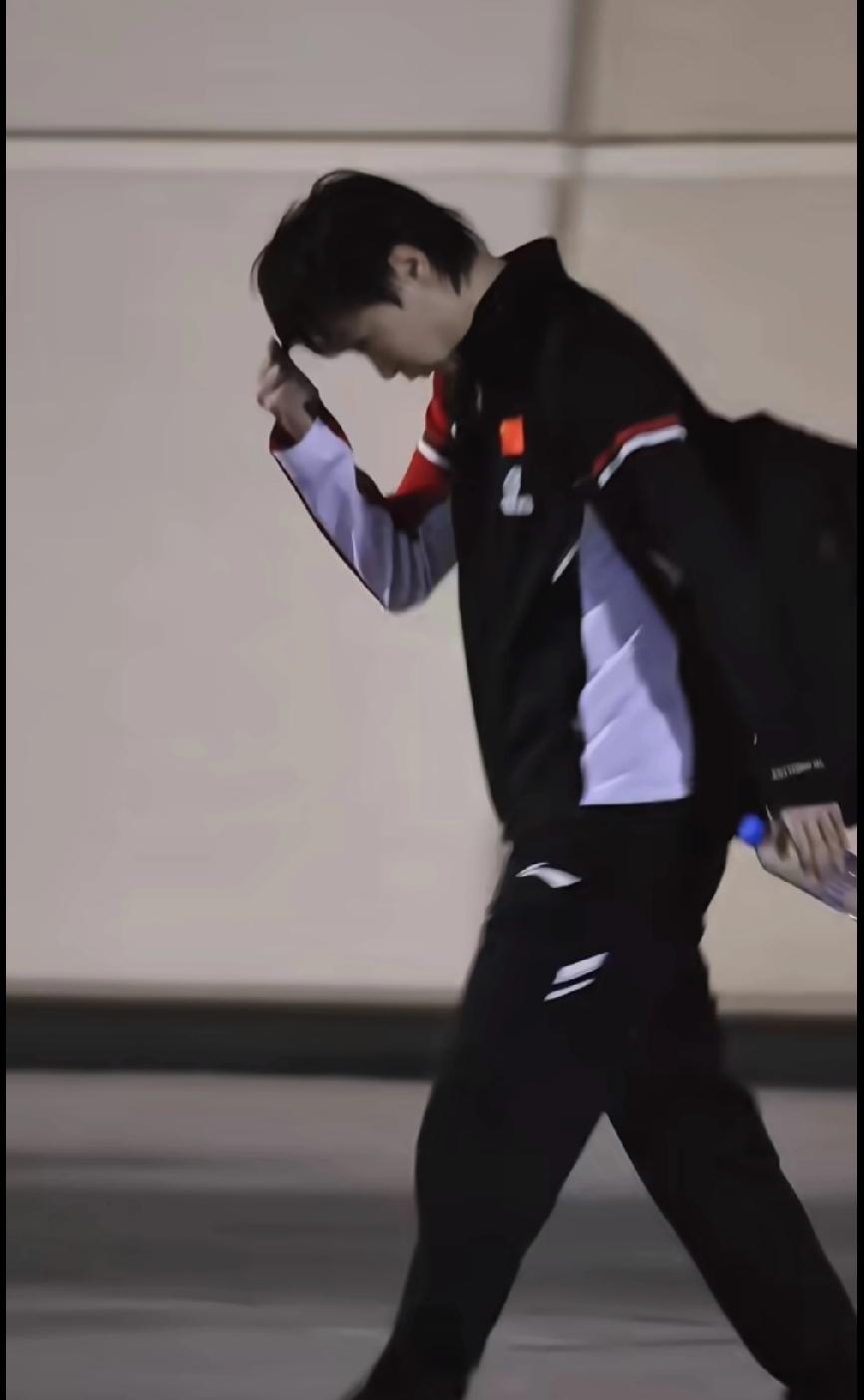 王曼昱下班路透，这松弛感我给满分💯

下班路上随手撩头发，脚步带风，连拿着矿泉