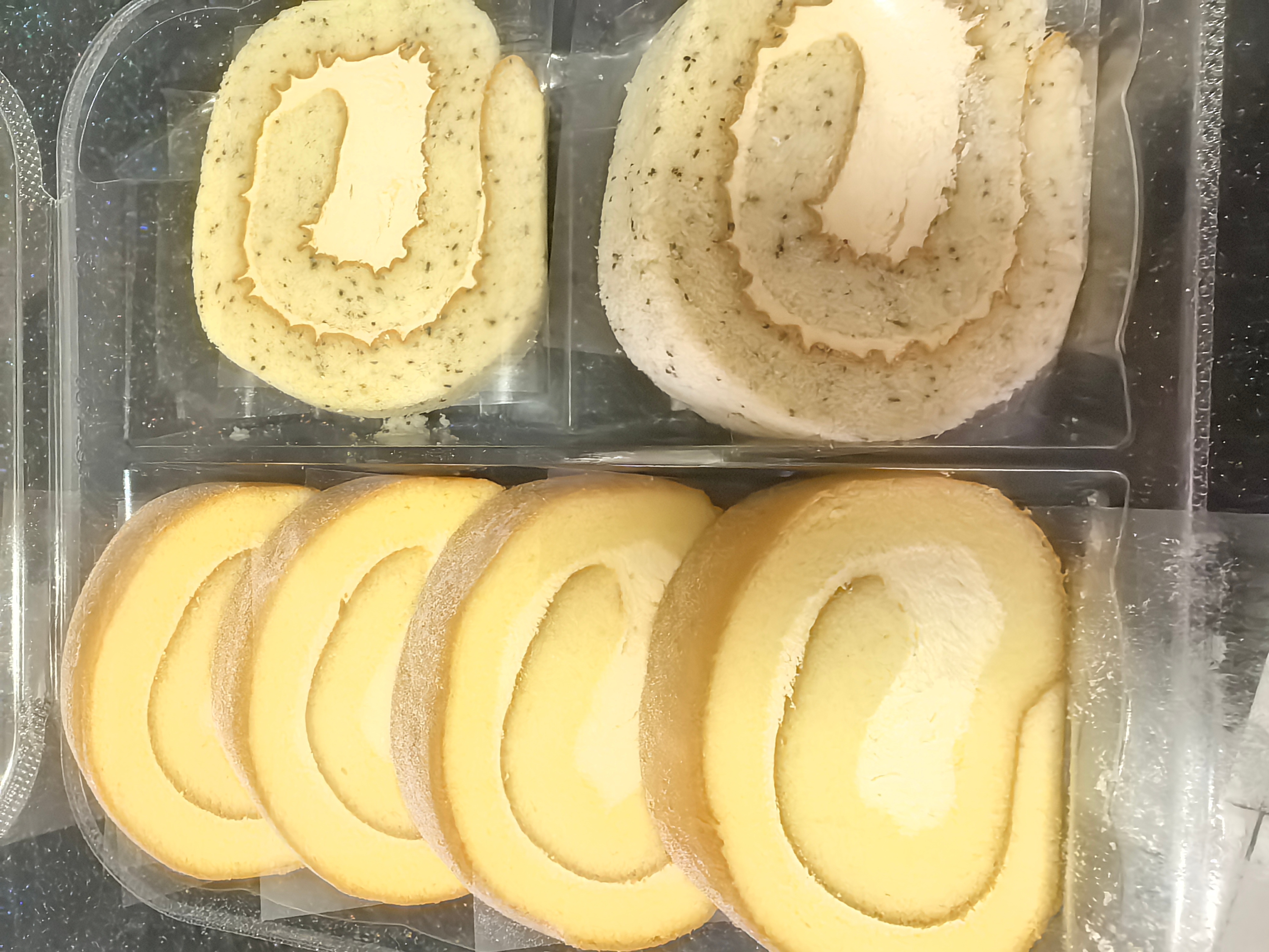 今日份的早餐来块瑞士卷吃吧，新的一天开始愿一切安好！早安～ 