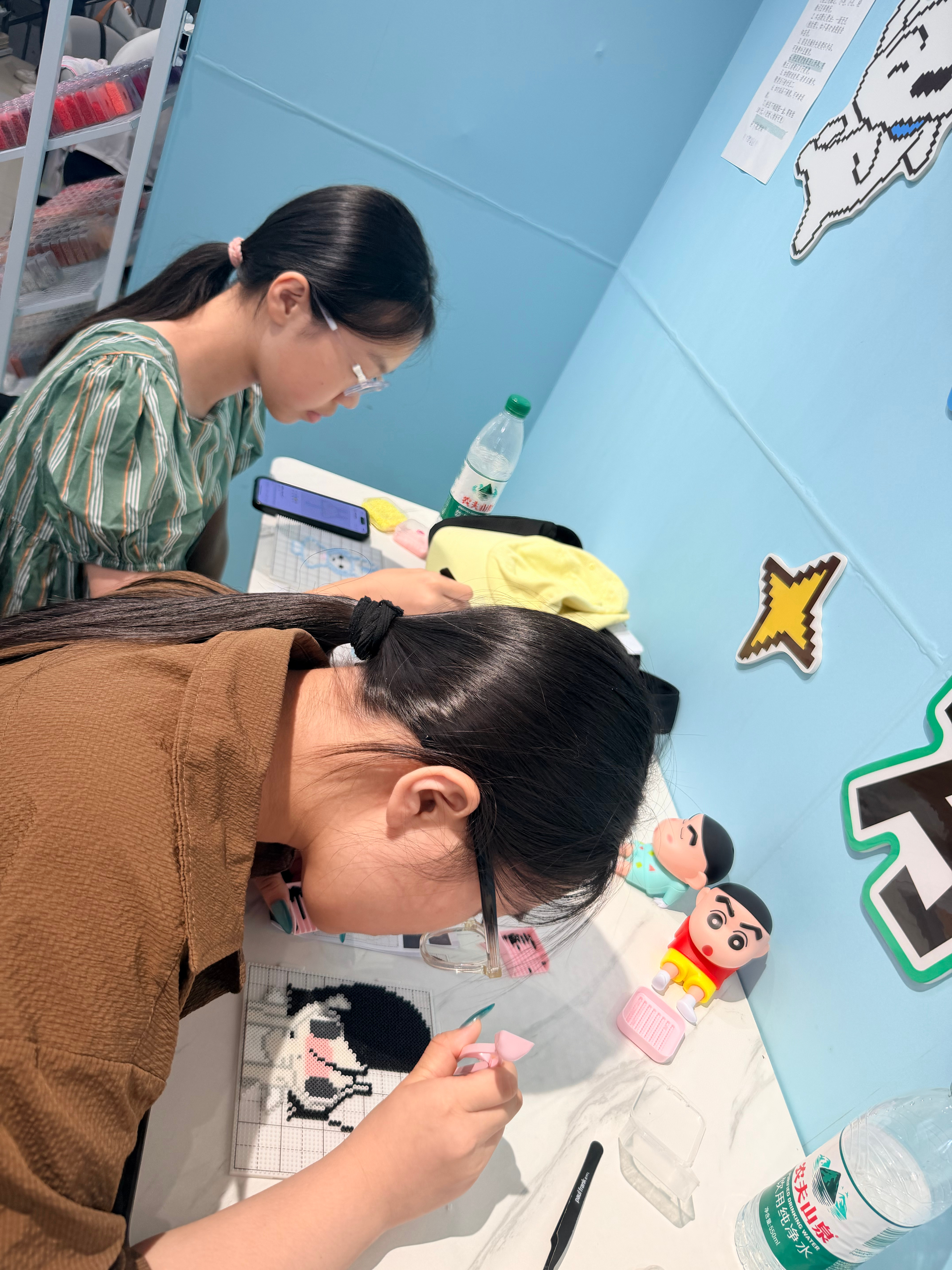 带两个妹妹来拼豆了。