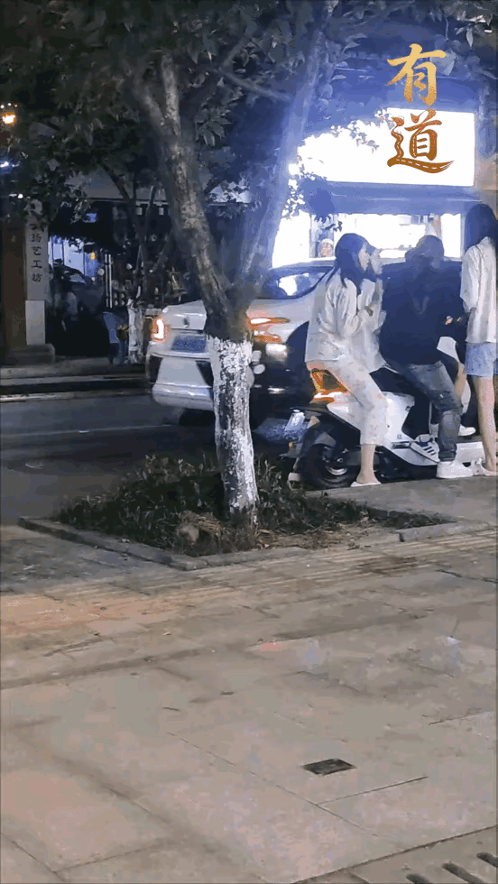 一台小小的电动摩托车，坐上四个人，而且是还是在晚间，没准这些年轻人都已经喝酒了，