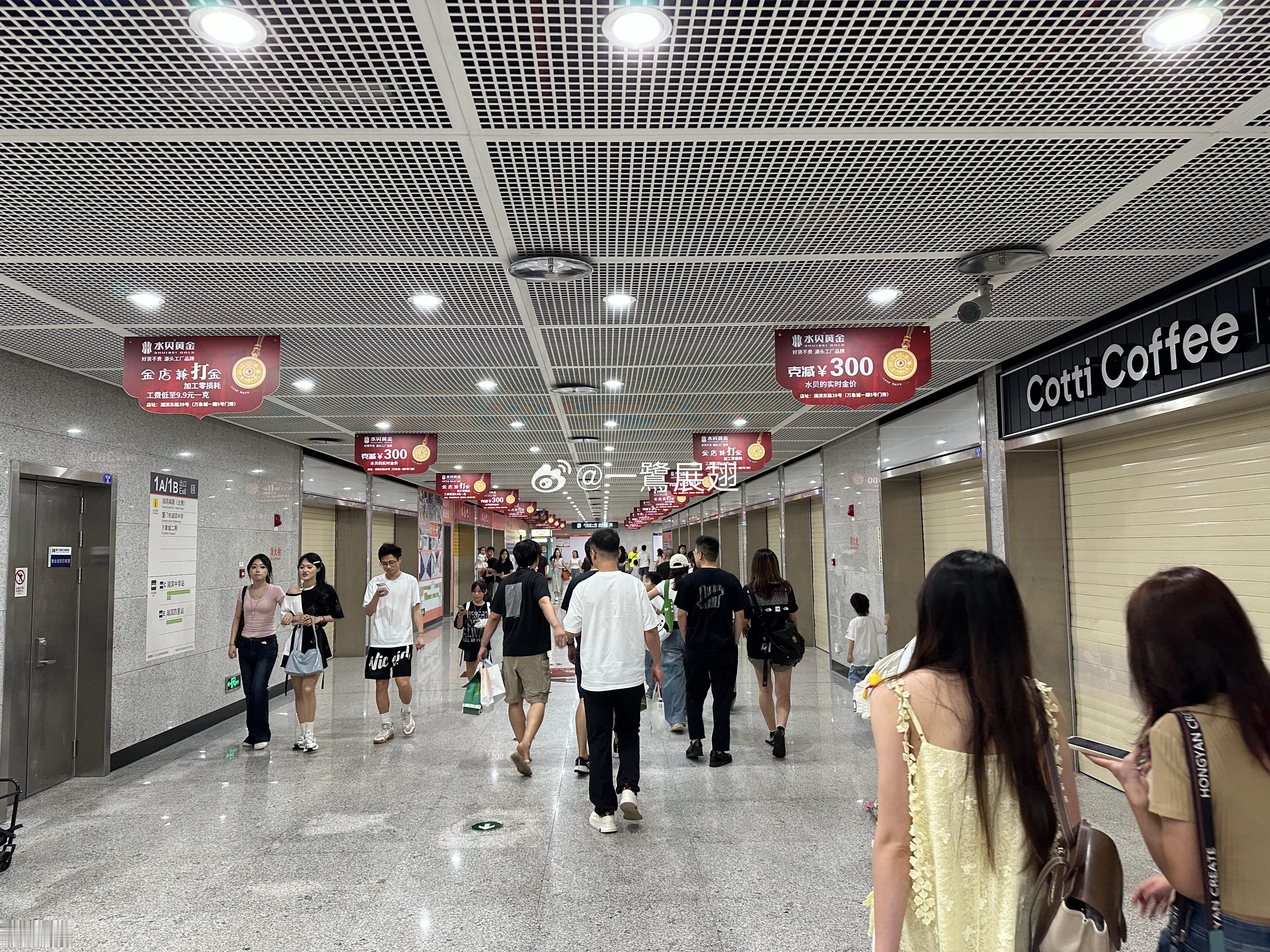 万象城的轨道空间过道正店商户还没开，天花板的广告牌已经先上（万象城新开的部分真的