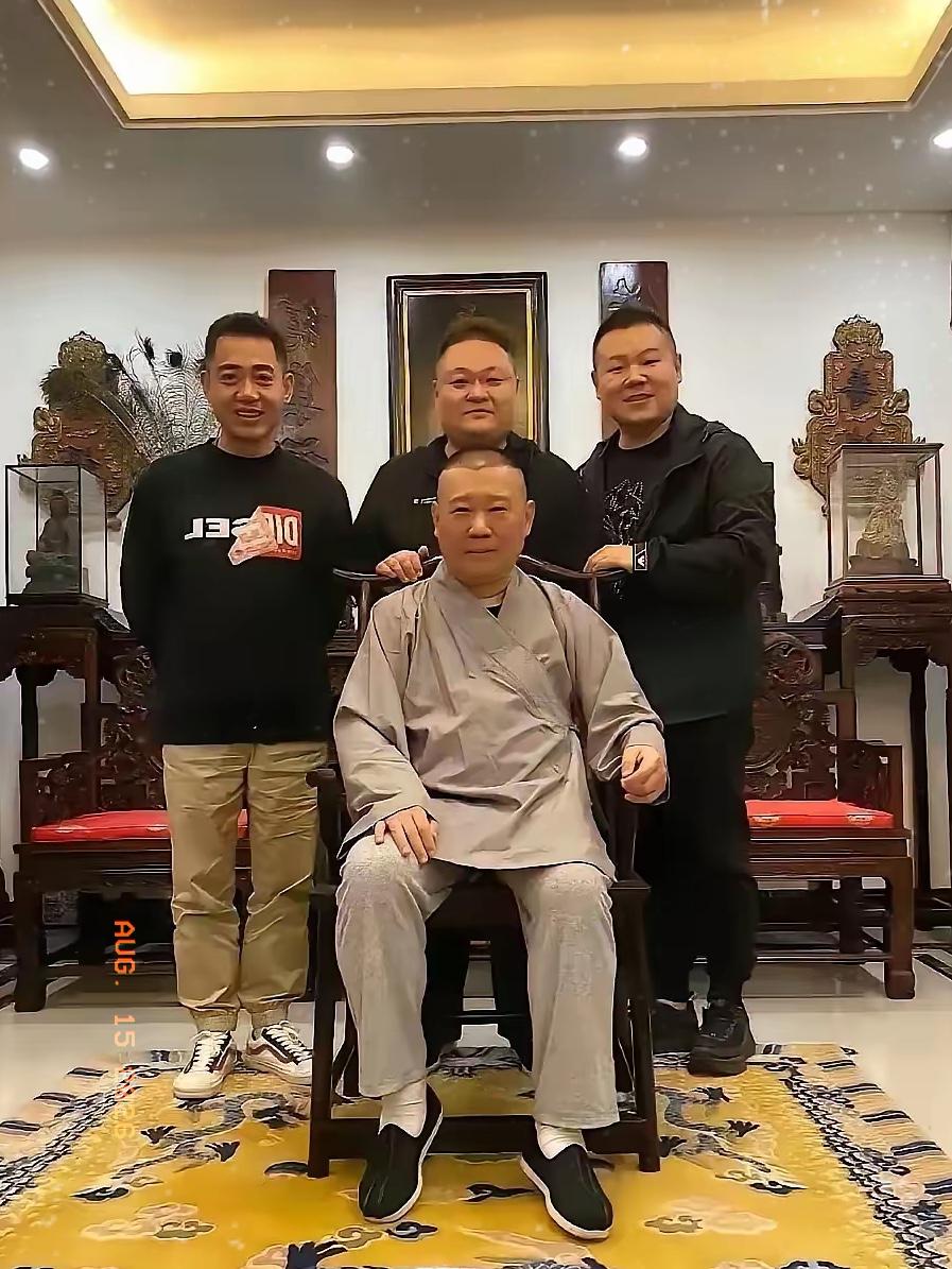 郭德纲迟早出事，因为他太不低调了。前两年郭德纲和徒弟合影，他坐在太师椅上，下面铺