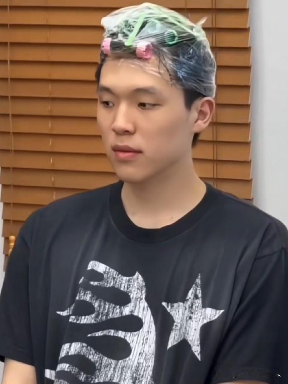 前有曾凡博，现有杨瀚森，对发型真的太执着了。杨瀚森回国第一件事居然是找托尼做头发