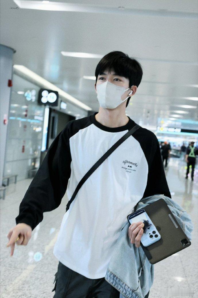 #王星越黑白休闲风look##王星越手机壳后面是咪咪# 今日在机场偶遇王星越，顺