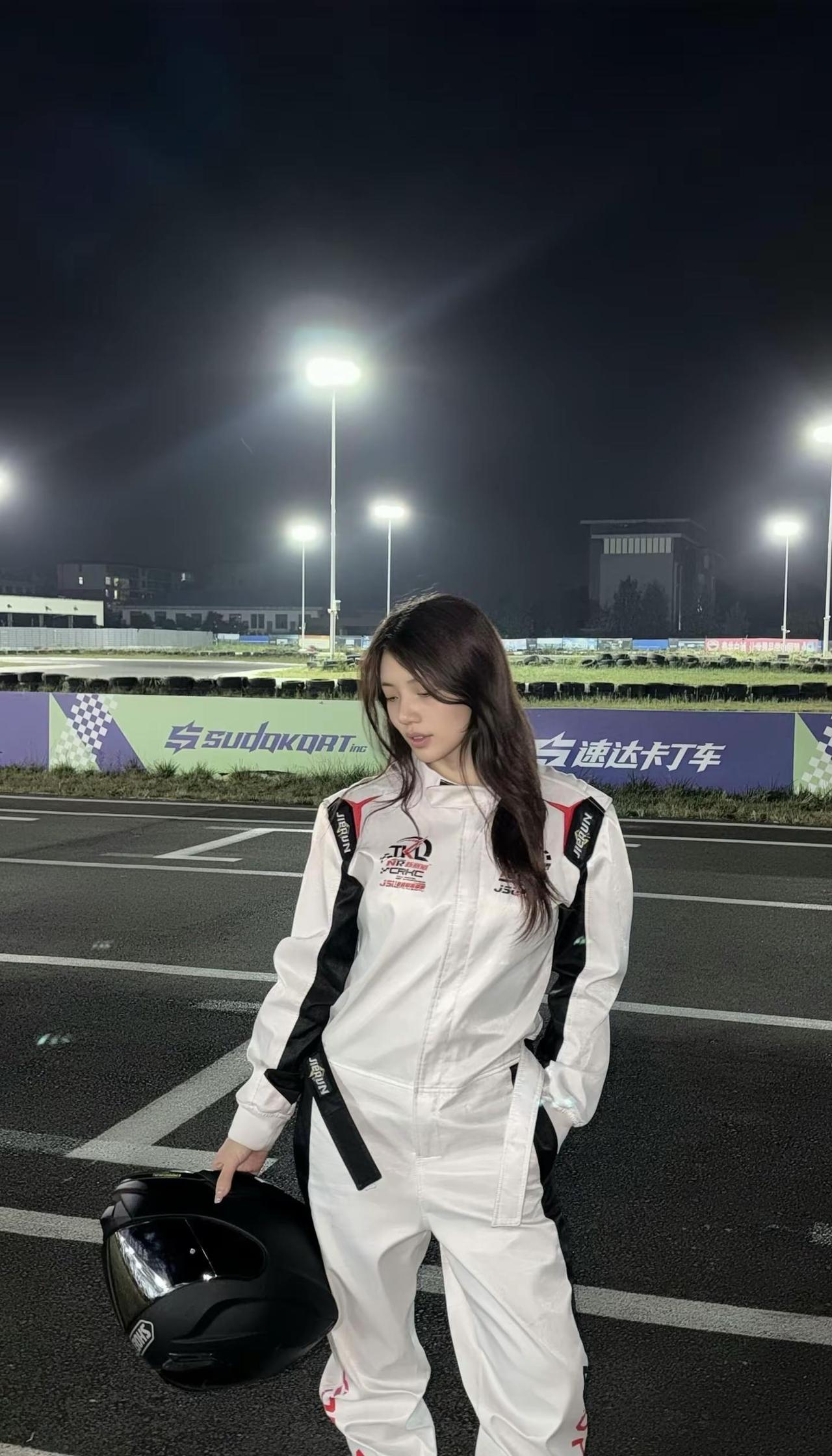 今天使点什么坏女赛车手 赛车ootd 赛车服 夜间赛道