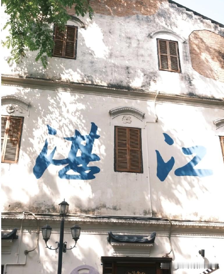 近日，我朋友的一位学生，毕业后工作一直不顺，他打电话向我咨询，问我，底层蝼蚁该如